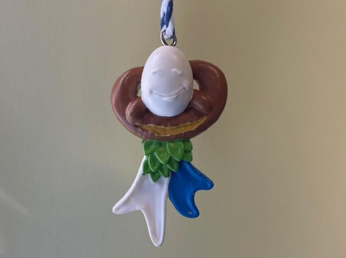 Das neue Sommertagsmaskottchen zeigt Brezel, Ei, Buchs und bunte Bänder.