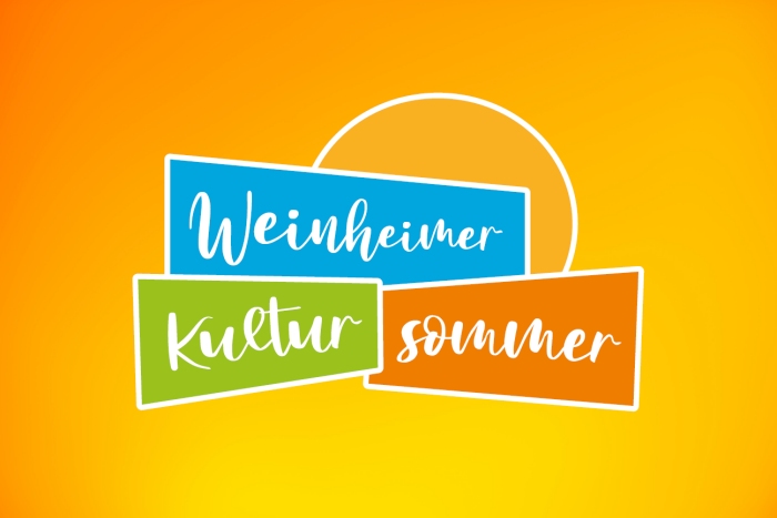 Logo des Weinheimer Kultursommers: drei farbige Trapeze mit Schrift und gelbe Sonne 