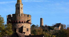 Der Rote Turm mit Burgruine Windeck im Hintergrund