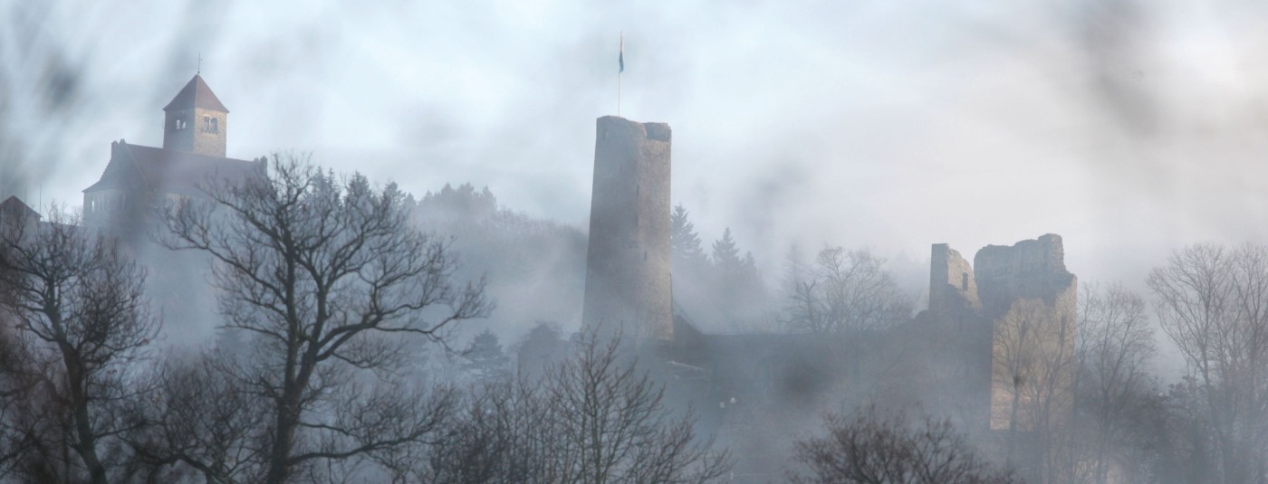 Blick auf die Burgruine Windeck unter Nebelschwaden