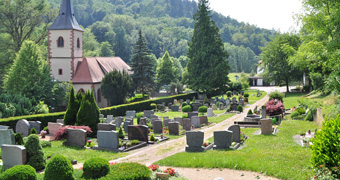 Friedhof mit Kirche im Hintergrund