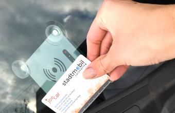 Abholung vom Carsharing-Auto (Bild: stadtmobil) Eine Person hält eine stadtmobil-Kundenkarte gegen die Scheibe eines Carsharing-Autos zum abholen/zurückbringen des Autos.