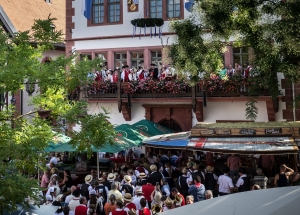 Eine Menschentraube steht vor dem Alten Rathaus