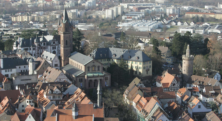 Luftaufnahme mit Blick auf den Marktplatz und die Laurentiuskirche