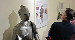 Ritterrüstung im Museum wird von Besucher betrachtet