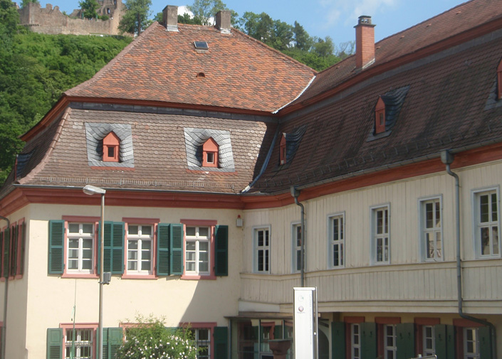Gebäude Museum im Hintergrund Burg Windeck