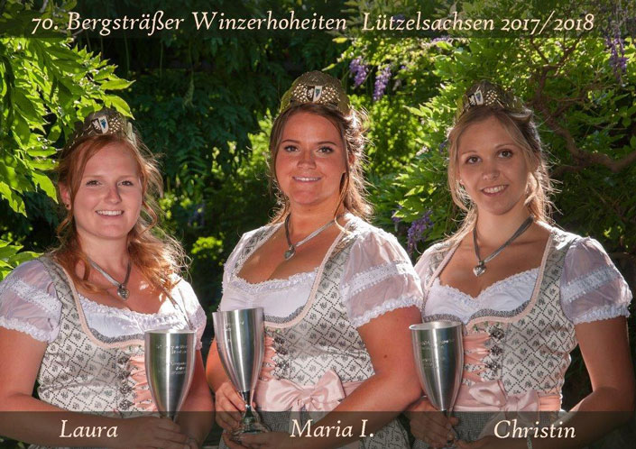 Drei junge Damen, die Bergsträßer Winzerhöheiten Lützelsachsen 2017/2018, halten Weinpokale in ihren Händen